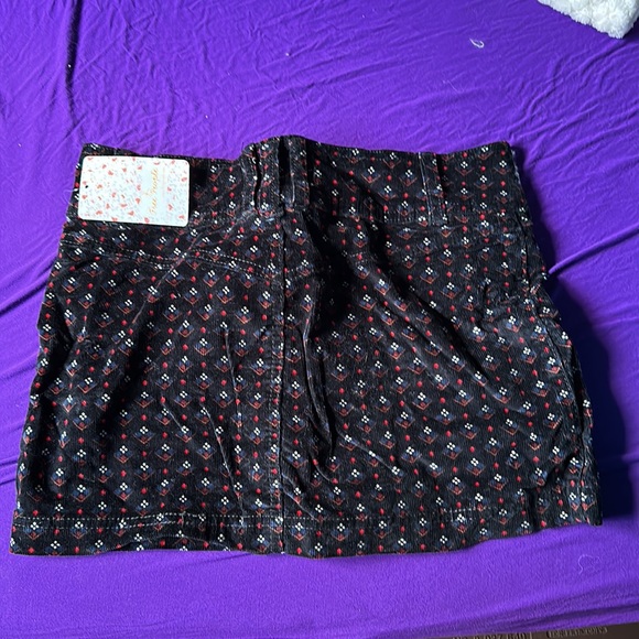 Free people skirt. Black with red print. Size 24. - Picture 3 of 3